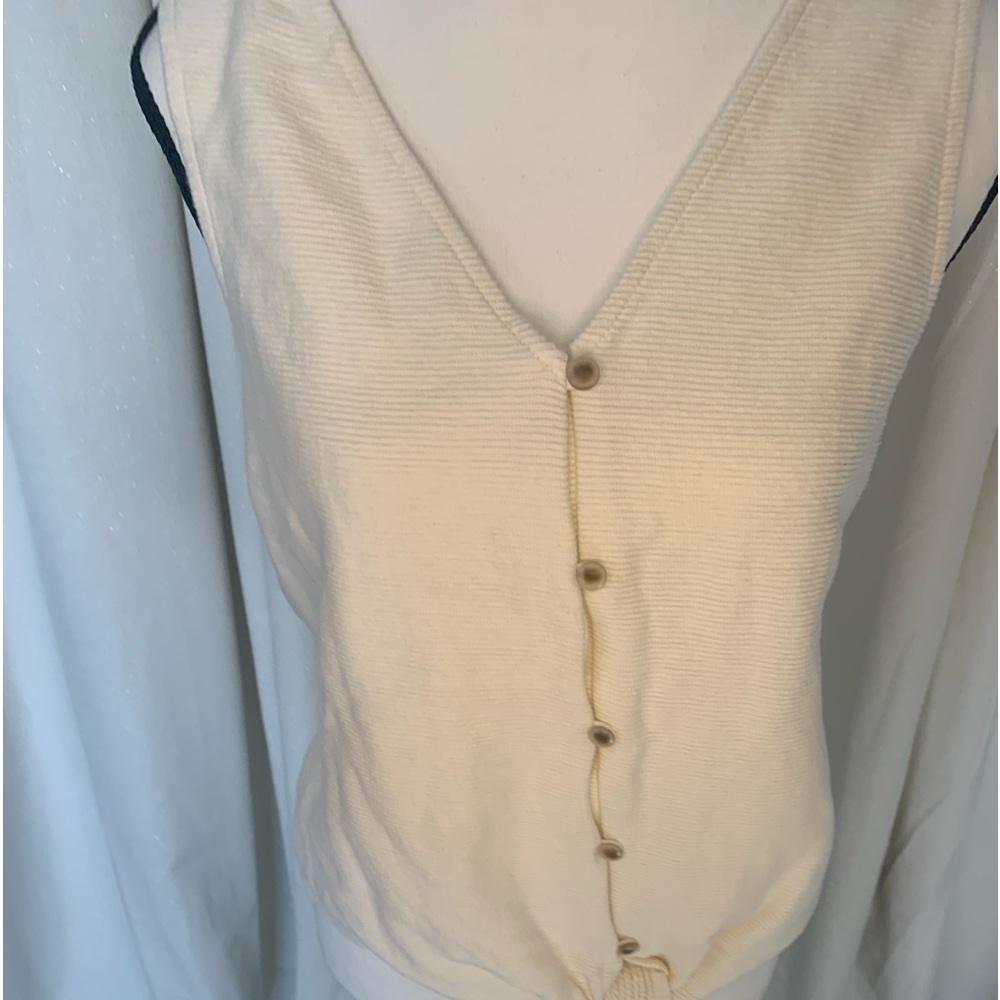 Textured no sleeve top